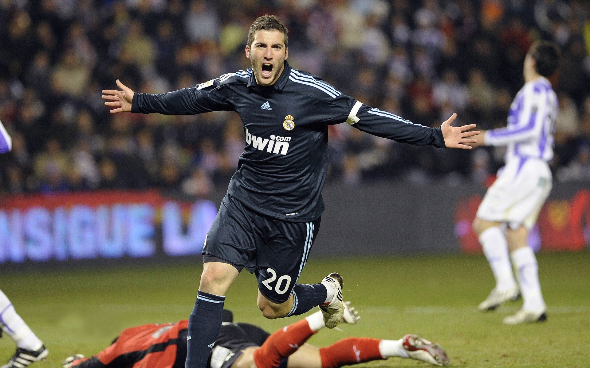 未来之星：新一代球员崭露头角，足坛未来之星